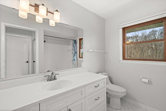 8710 W Hawthorne LANE, Franklin, WI 53132