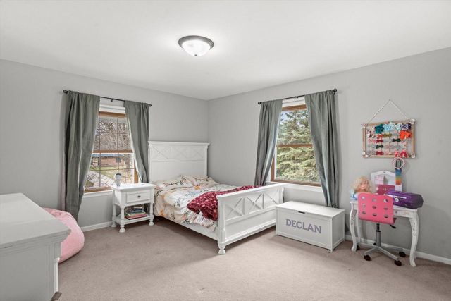 8710 W Hawthorne LANE, Franklin, WI 53132