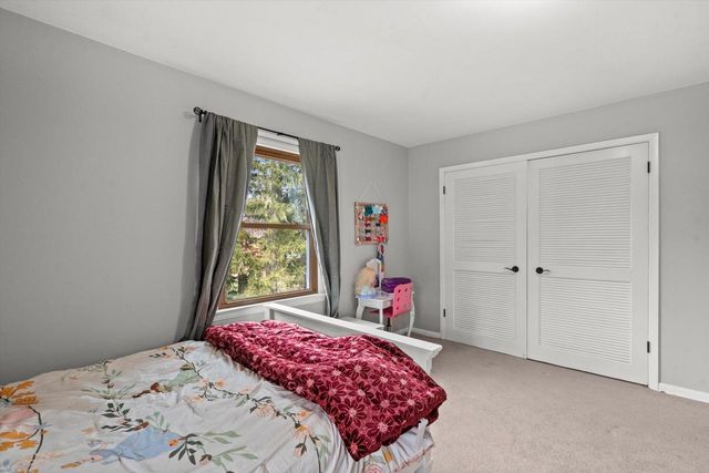 8710 W Hawthorne LANE, Franklin, WI 53132