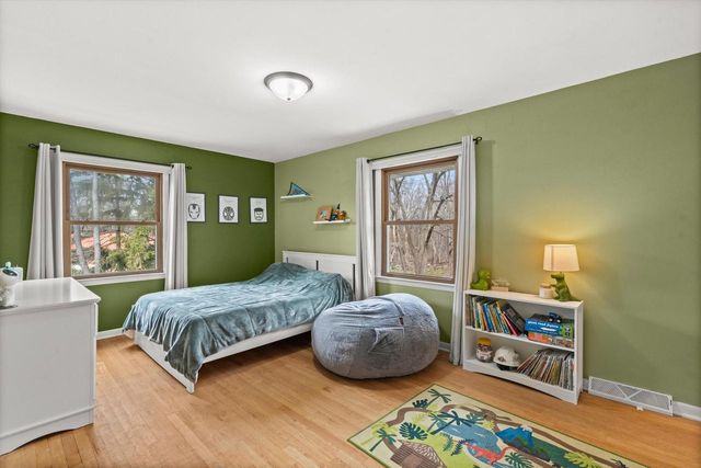 8710 W Hawthorne LANE, Franklin, WI 53132