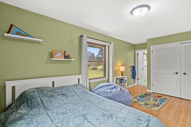 8710 W Hawthorne LANE, Franklin, WI 53132