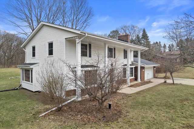 8710 W Hawthorne LANE, Franklin, WI 53132