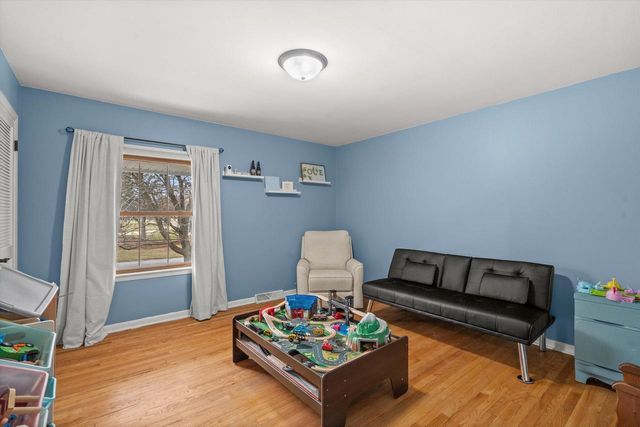 8710 W Hawthorne LANE, Franklin, WI 53132