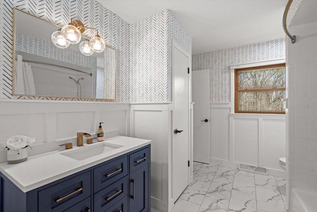 8710 W Hawthorne LANE, Franklin, WI 53132