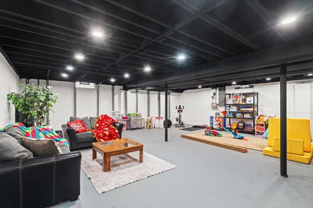 8710 W Hawthorne LANE, Franklin, WI 53132