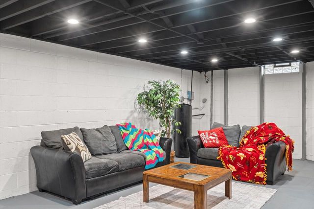 8710 W Hawthorne LANE, Franklin, WI 53132