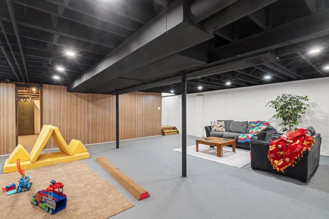 8710 W Hawthorne LANE, Franklin, WI 53132