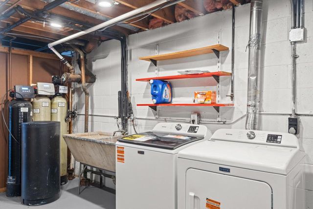 8710 W Hawthorne LANE, Franklin, WI 53132