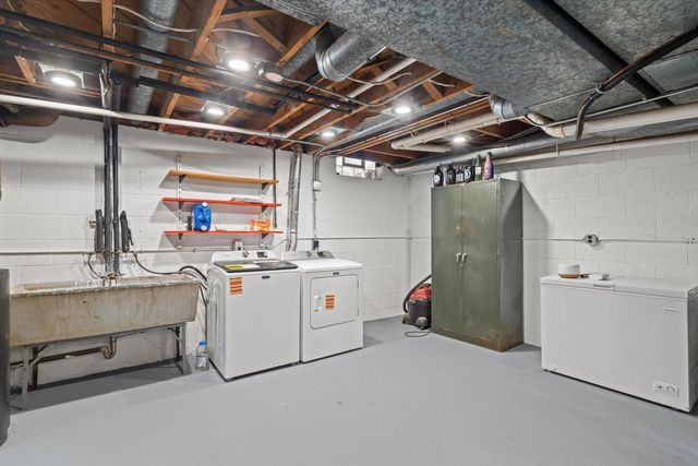 8710 W Hawthorne LANE, Franklin, WI 53132