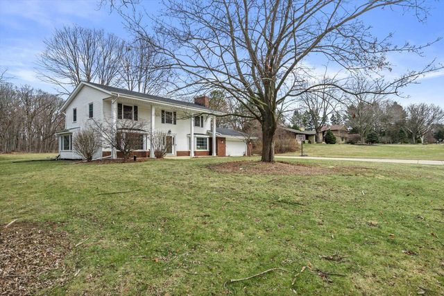 8710 W Hawthorne LANE, Franklin, WI 53132