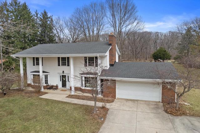 8710 W Hawthorne LANE, Franklin, WI 53132