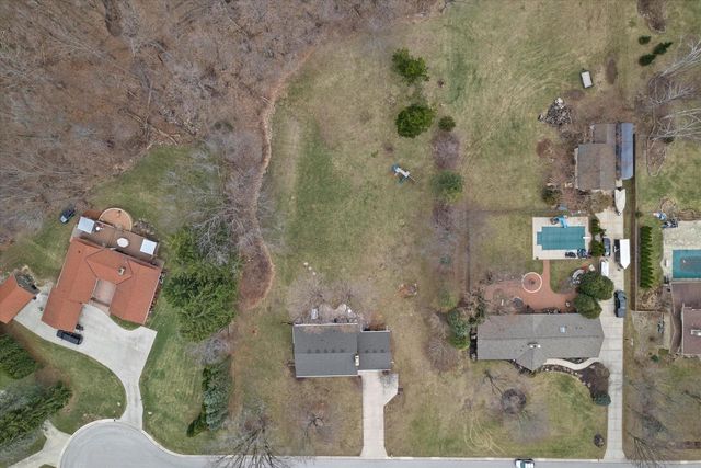 8710 W Hawthorne LANE, Franklin, WI 53132