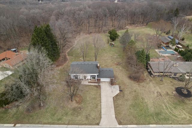 8710 W Hawthorne LANE, Franklin, WI 53132