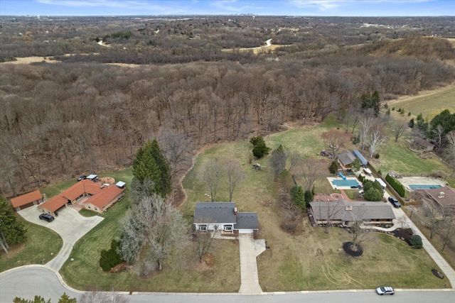 8710 W Hawthorne LANE, Franklin, WI 53132
