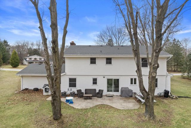 8710 W Hawthorne LANE, Franklin, WI 53132