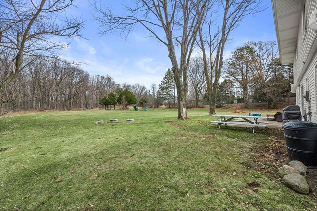 8710 W Hawthorne LANE, Franklin, WI 53132