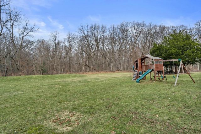 8710 W Hawthorne LANE, Franklin, WI 53132