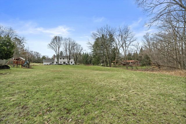 8710 W Hawthorne LANE, Franklin, WI 53132