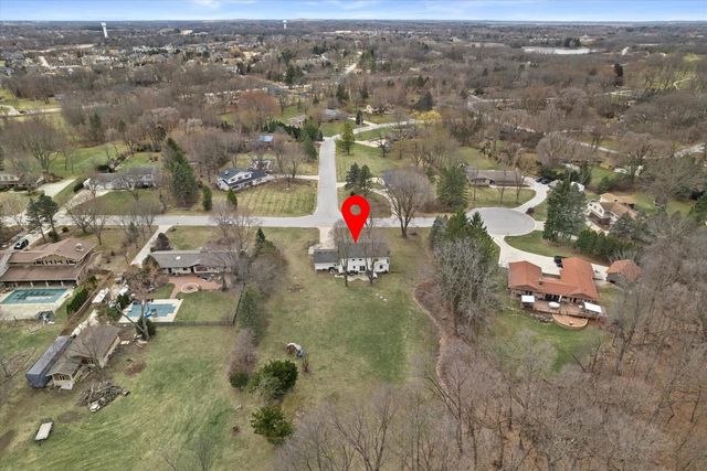 8710 W Hawthorne LANE, Franklin, WI 53132