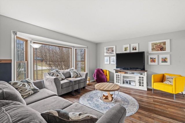 8710 W Hawthorne LANE, Franklin, WI 53132