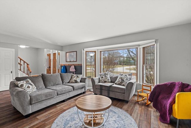 8710 W Hawthorne LANE, Franklin, WI 53132