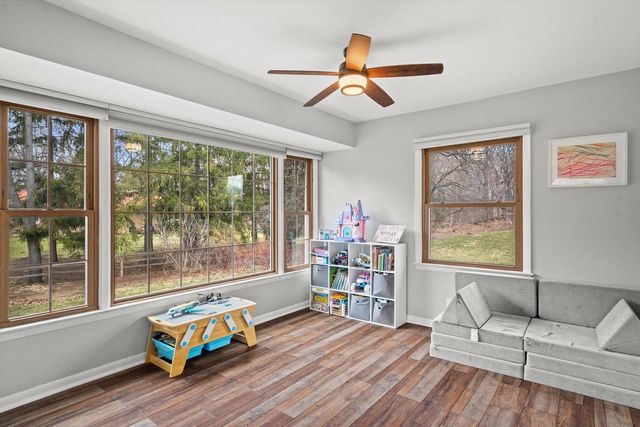 8710 W Hawthorne LANE, Franklin, WI 53132