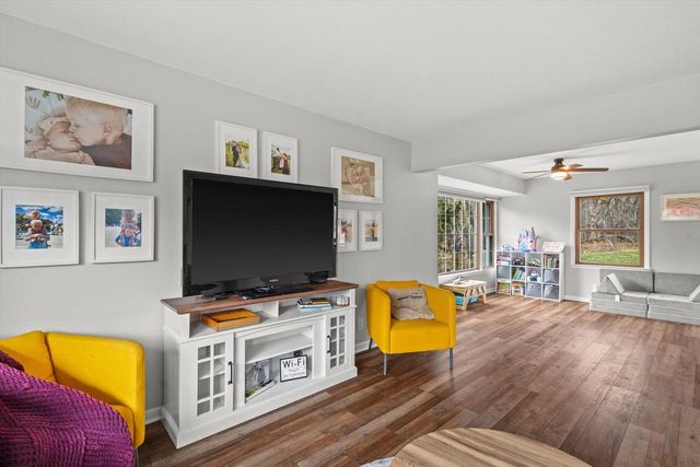 8710 W Hawthorne LANE, Franklin, WI 53132