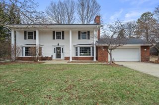 8710 W Hawthorne LANE, Franklin, WI 53132