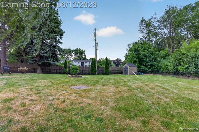 30541 Utica Road, Roseville, MI 48066