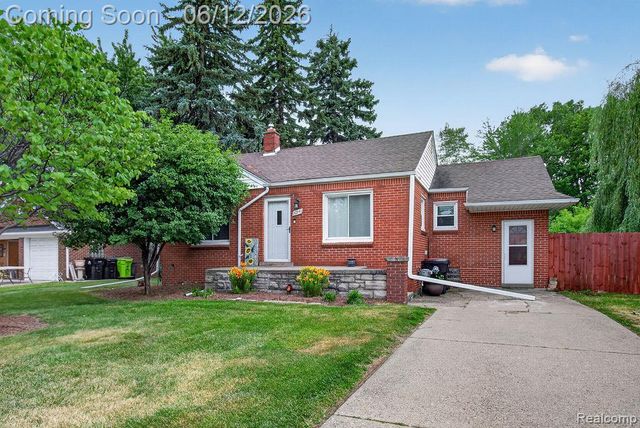 30541 Utica Road, Roseville, MI 48066
