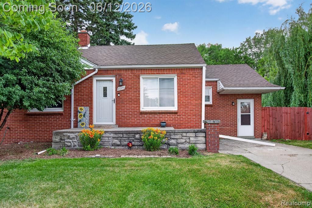 30541 Utica Road, Roseville, MI 48066