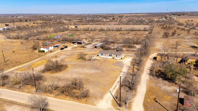 393 W CR 5719, Devine, TX 78016