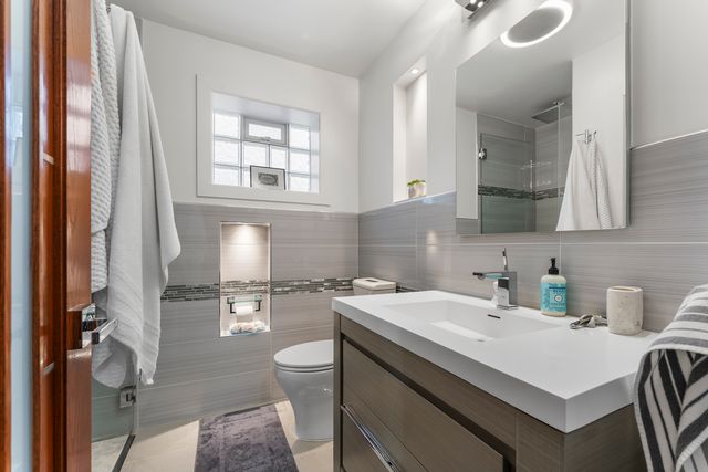 4122 W Grand Avenue, Chicago, IL 60651