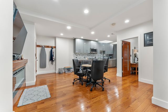 4122 W Grand Avenue, Chicago, IL 60651