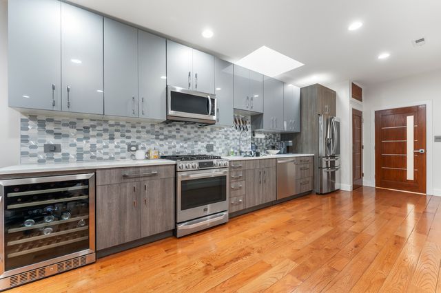 4122 W Grand Avenue, Chicago, IL 60651