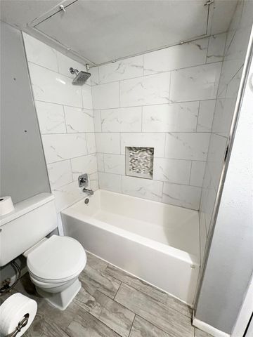 3015 Walnut Bend Lane 13, Houston, TX 77042