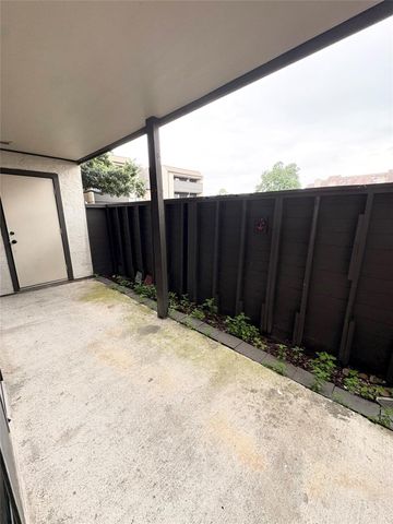 3015 Walnut Bend Lane 13, Houston, TX 77042