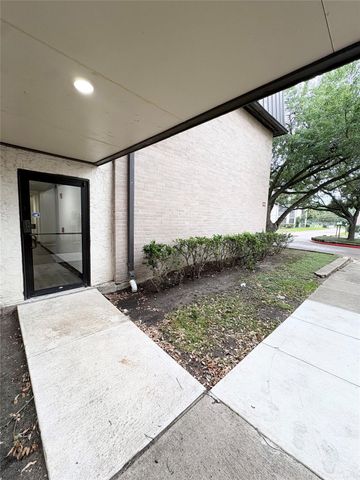 3015 Walnut Bend Lane 13, Houston, TX 77042
