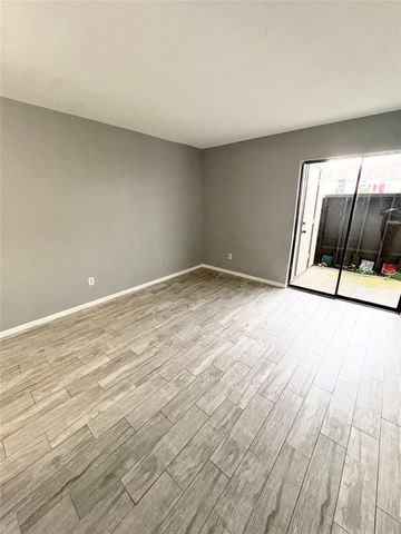 3015 Walnut Bend Lane 13, Houston, TX 77042