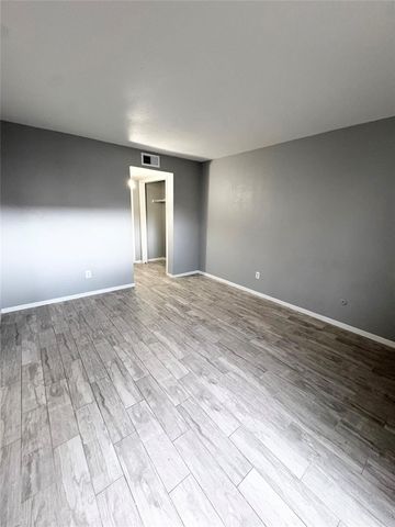 3015 Walnut Bend Lane 13, Houston, TX 77042