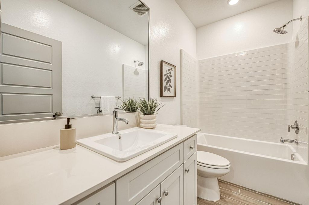 Image 12 of property listing at 1915 N Marion Avenue, Clovis, CA 93619