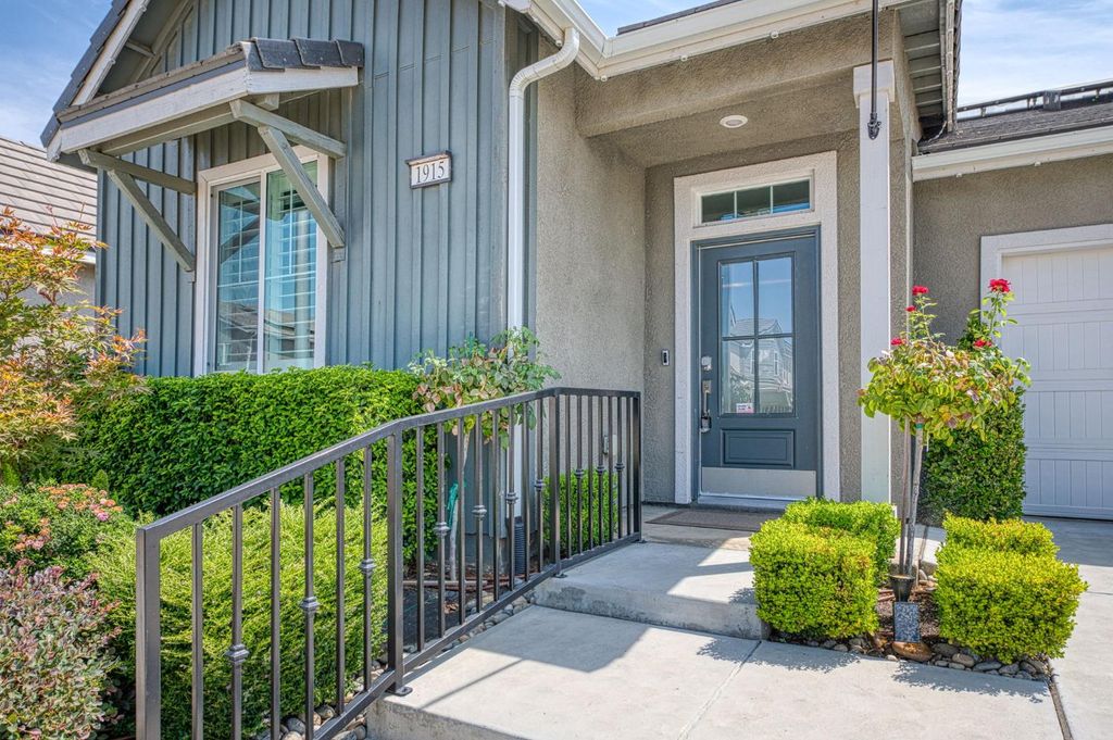 Image 2 of property listing at 1915 N Marion Avenue, Clovis, CA 93619