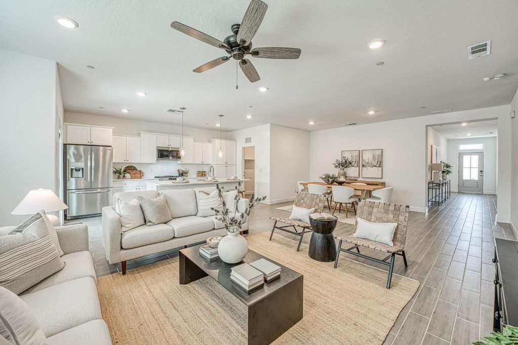 Image 3 of property listing at 1915 N Marion Avenue, Clovis, CA 93619
