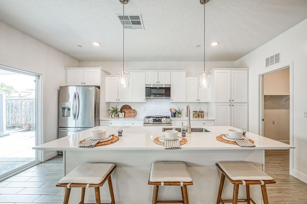 Image 7 of property listing at 1915 N Marion Avenue, Clovis, CA 93619