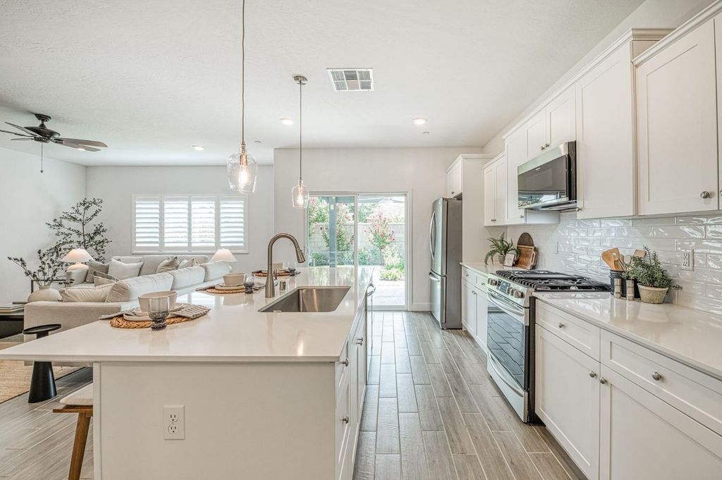 Image 8 of property listing at 1915 N Marion Avenue, Clovis, CA 93619