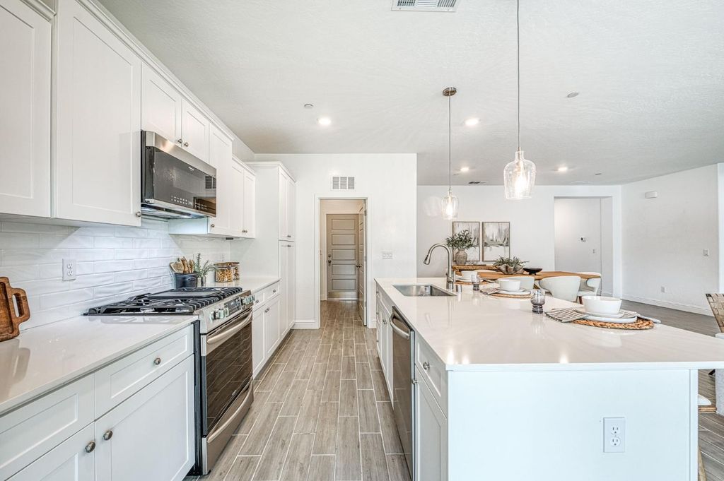 Image 9 of property listing at 1915 N Marion Avenue, Clovis, CA 93619