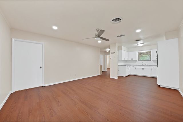 5621 Wedgworth Road, Fort Worth, TX 76133