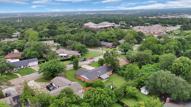 5621 Wedgworth Road, Fort Worth, TX 76133