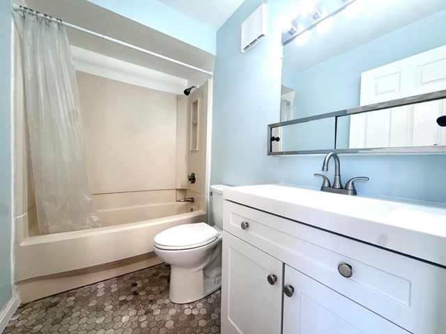 4975 Washington St 109, Boston, MA 02132
