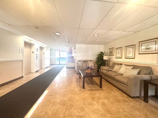 4975 Washington St 109, Boston, MA 02132